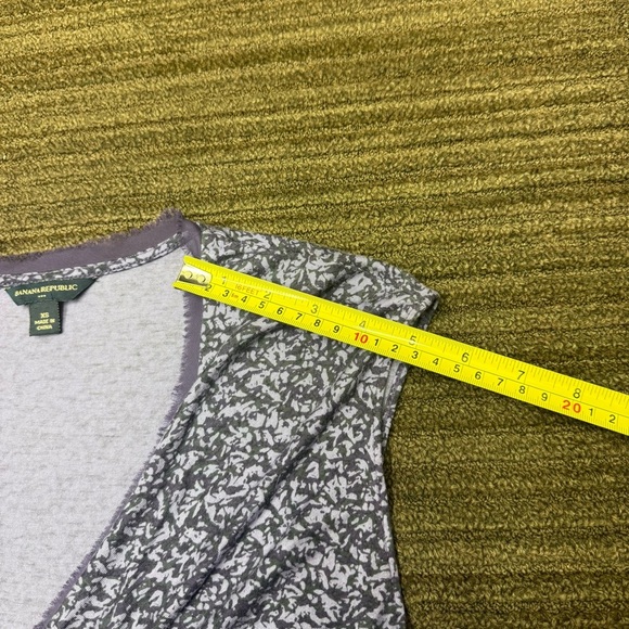 Banana Republic Grey and Purple Floral Patterned Top V Neck Fringe Detail - Picture 4 of 9